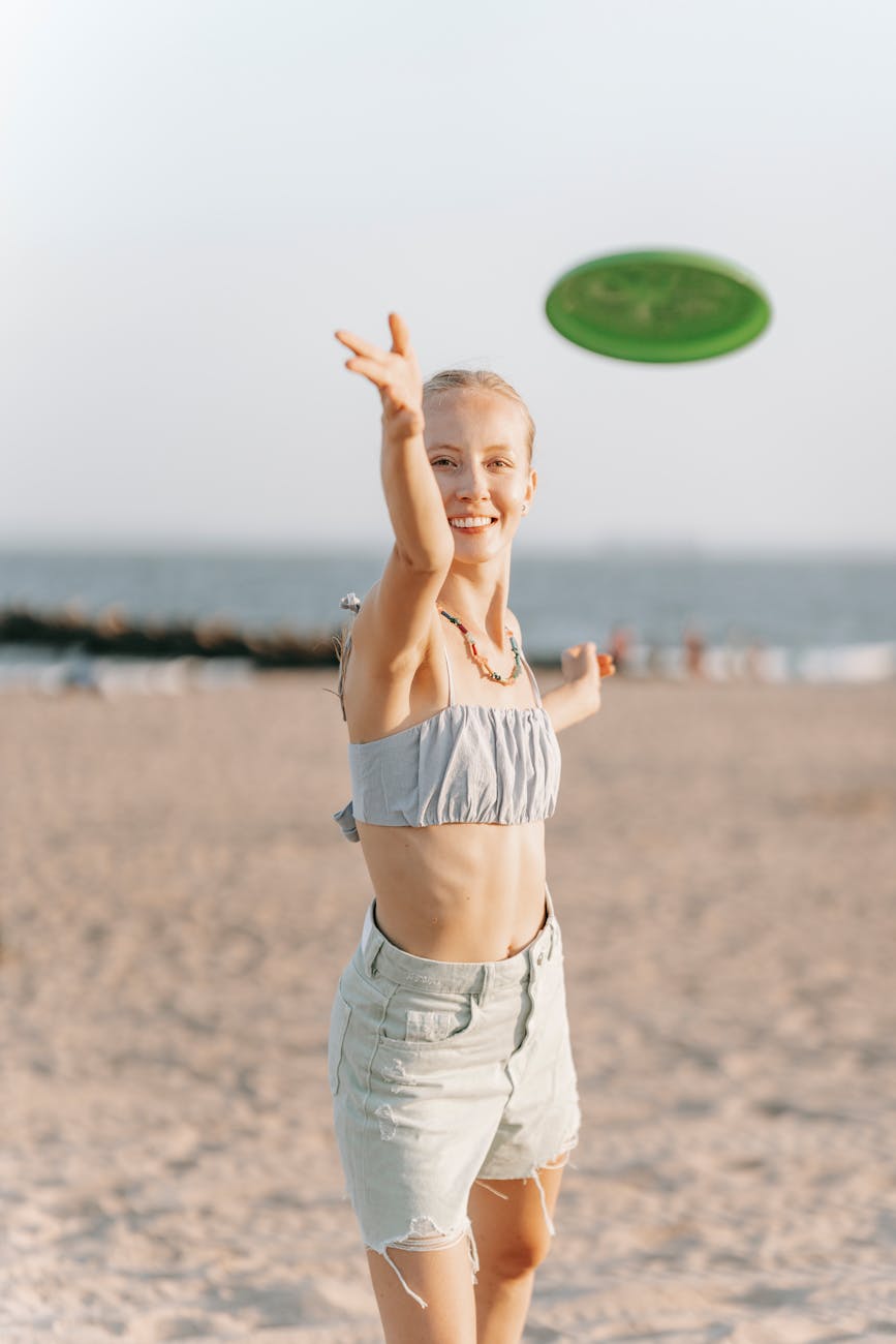 woman throwing a frisbee